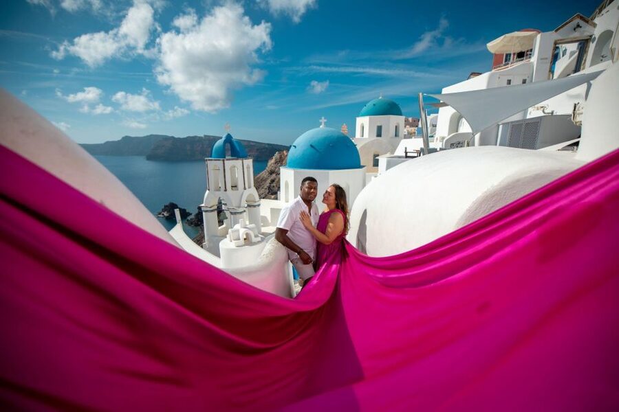 Santorini: Unique Flying Dress Photoshoot Experience - Entering the Oia look: why this shoot is so photogenic