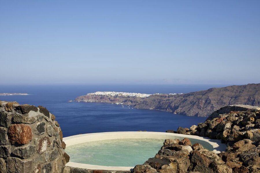Santorini: Volcanic Hot-Tub Experience with Caldera Views - Drinks, Fruit, and the Comfort Pieces That Actually Matter