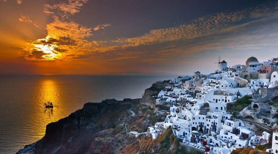 Santorini: Volcanic Sunset Cruise with Dinner - Watching Santorini sunset from open water, and how to photograph it