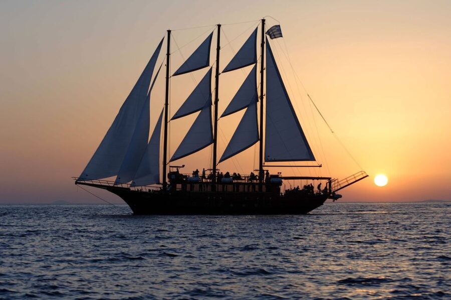Santorini: Volcanic Sunset Cruise with Dinner - Practical value checklist: what to bring and what to wear