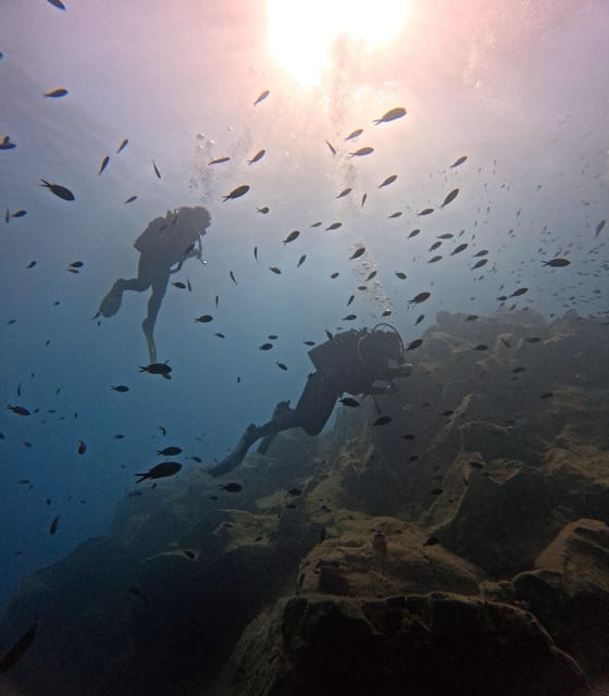 Scuba Diving in the Volcanic Caldera/shorelines of Santorini - Santorini’s caldera underwater: why the setting feels calm and clear