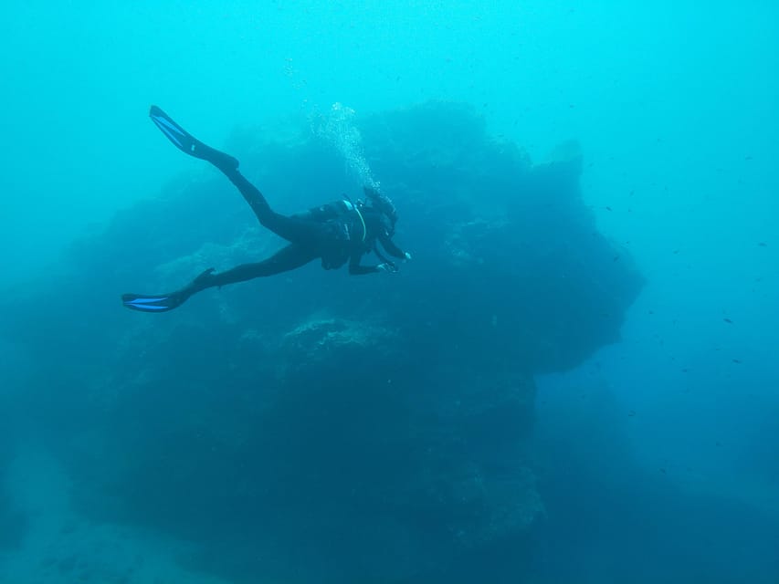 Scuba Diving in the Volcanic Caldera/shorelines of Santorini - Meeting up in Santorini: where you start and what happens right away