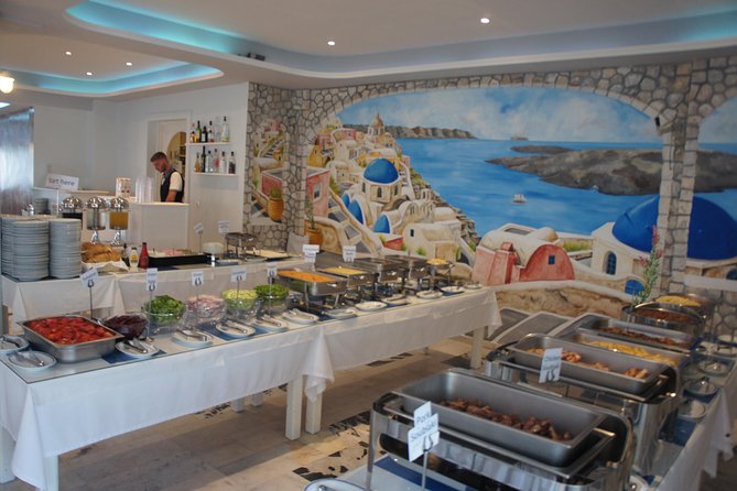 Traditional Greek Night live Music & Dinner Show in Santorini - Getting There Without Hotel Pickup: Kamari Logistics
